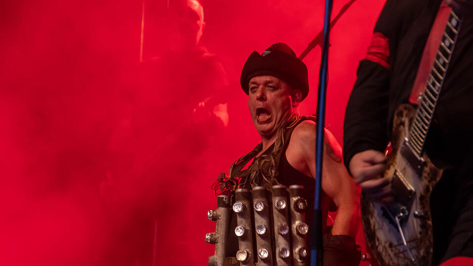 Die Rammstein-Coverband Stahlzeit begeisterte beim Campus Open Air Deggendorfer Fans. Die Rammstein-Coverband Stahlzeit begeisterte beim Campus Open Air Deggendorfer Fans.