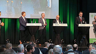 In der Podiumsdiskussion verteidigte Prof. Dr. Dr. Markus Schick (rechts) den Ansatz der Regierung. Das Publikum war davon wenig angetan. In der Podiumsdiskussion verteidigte Prof. Dr. Dr. Markus Schick (rechts) den Ansatz der Regierung. Das Publikum war davon wenig angetan.