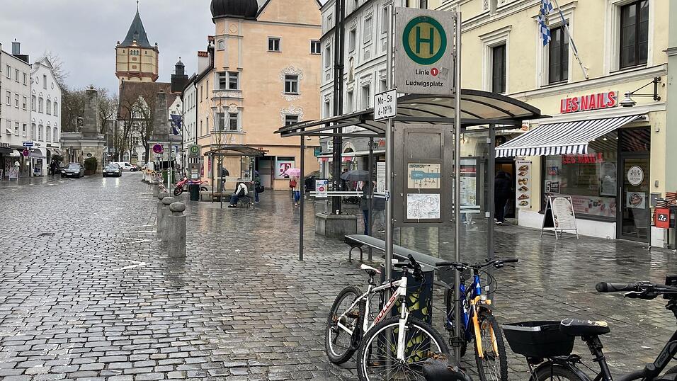 An der Bushaltestelle am Ludwigsplatz warteten die betrunkenen Radler auf die Polizei.