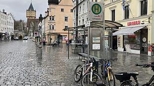 An der Bushaltestelle am Ludwigsplatz warteten die betrunkenen Radler auf die Polizei. An der Bushaltestelle am Ludwigsplatz warteten die betrunkenen Radler auf die Polizei.