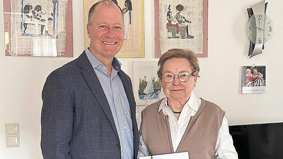 Dass ihr Bürgermeister Thomas Etschmann zum 90. Geburtstag gratulierte und sie mit OHO-Gutscheinen überraschte, freut die ehemalige Fotografin Rosmarie Kunze sehr. Dass ihr Bürgermeister Thomas Etschmann zum 90. Geburtstag gratulierte und sie mit OHO-Gutscheinen überraschte, freut die ehemalige Fotografin Rosmarie Kunze sehr.