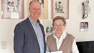 Dass ihr Bürgermeister Thomas Etschmann zum 90. Geburtstag gratulierte und sie mit OHO-Gutscheinen überraschte, freut die ehemalige Fotografin Rosmarie Kunze sehr.