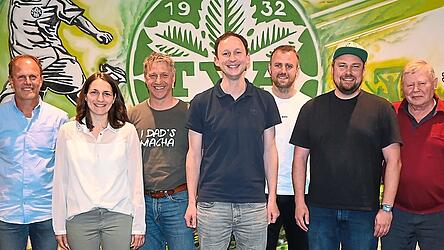Der TVA-Vorstand mit dem neuen Vorsitzenden Martin Meier (Mitte), flankiert von B&uuml;rgermeister Leonhard Berger (links) und BLSV-Kreisvorsitzendem Erich Schneider (rechts).