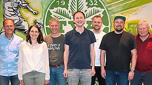 Der TVA-Vorstand mit dem neuen Vorsitzenden Martin Meier (Mitte), flankiert von B&uuml;rgermeister Leonhard Berger (links) und BLSV-Kreisvorsitzendem Erich Schneider (rechts).