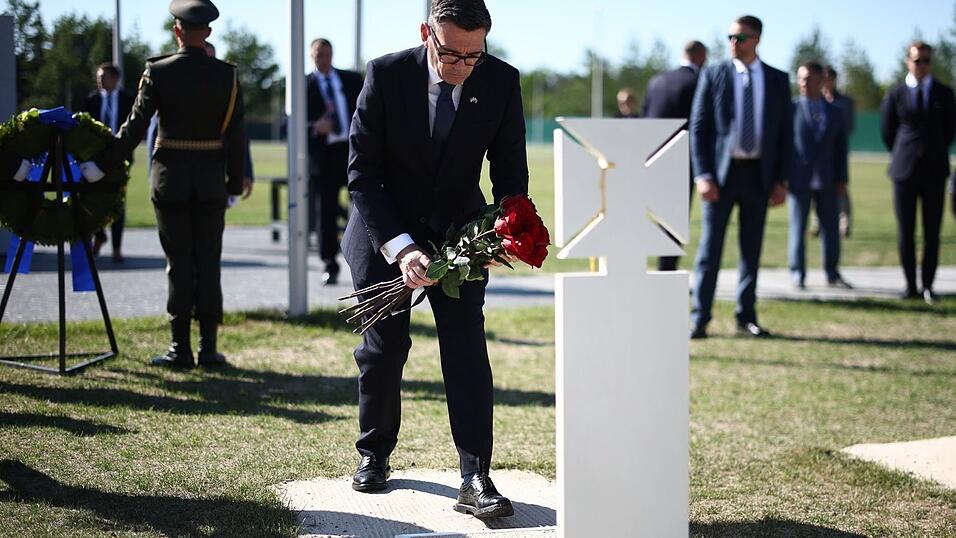 Burnham besuchte bei den Feierlichkeiten auch den nationalen Militärfriedhof der Ukraine in Hatne südwestlich von Kiew. Burnham besuchte bei den Feierlichkeiten auch den nationalen Militärfriedhof der Ukraine in Hatne südwestlich von Kiew.