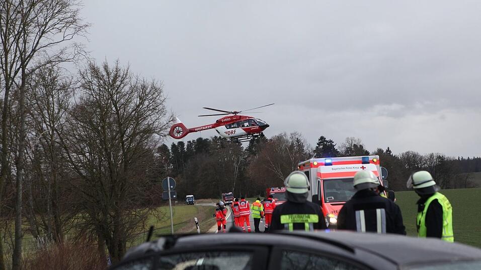 Der Unfall hatte die Stra&szlig;e in ein Tr&uuml;mmerfeld verwandelt. Ein 34-j&auml;hriger Autofahrer musste mit schwersten Verletzungen ins Krankenhaus geflogen werden.