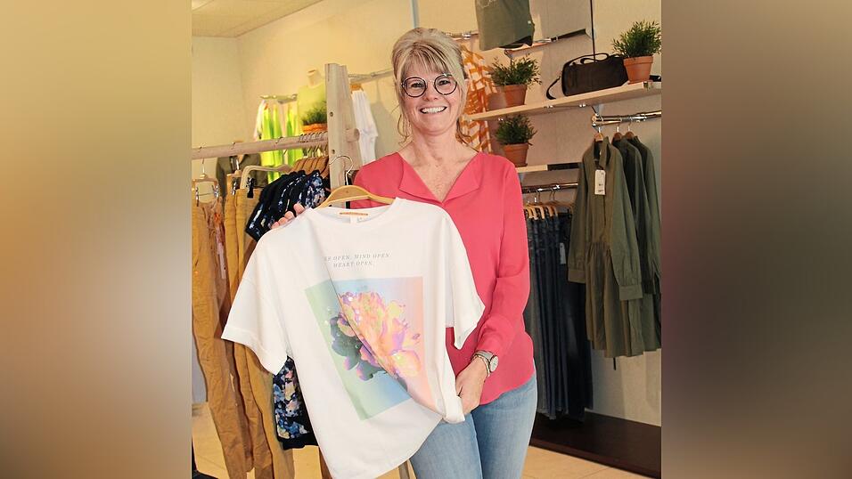 Ein Shirt mit buntem Hingucker aus der Modeboutique anziehbar. Ein Shirt mit buntem Hingucker aus der Modeboutique anziehbar.