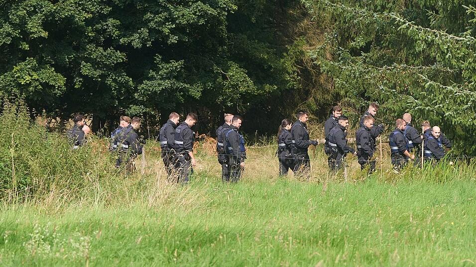 Die Polizei sucht in der Nähe des Leichenfundorts nach Spuren, die mit der Tat zu tun haben könnten.