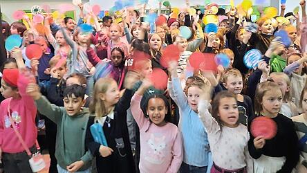 &bdquo;In unserer bunten Schule&ldquo;, sangen die Grundsch&uuml;ler anl&auml;sslich dieses Meilensteins voller Freude.