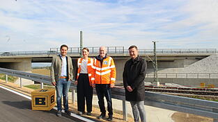 Michael Stockbauer, Prokurist Berger Bau, Alexandra Bachl und Walter Hinkofer, Abteilungsleiter konstruktiver Ingenieurbau Servicestelle Deggendorf des Straßenbauamts Passau und Stevan Hentschinski, Planer (von links), freuen sich über die überraschend frühe Fertigstellung der Brücke. Michael Stockbauer, Prokurist Berger Bau, Alexandra Bachl und Walter Hinkofer, Abteilungsleiter konstruktiver Ingenieurbau Servicestelle Deggendorf des Straßenbauamts Passau und Stevan Hentschinski, Planer (von links), freuen sich über die überraschend frühe Fertigstellung der Brücke.