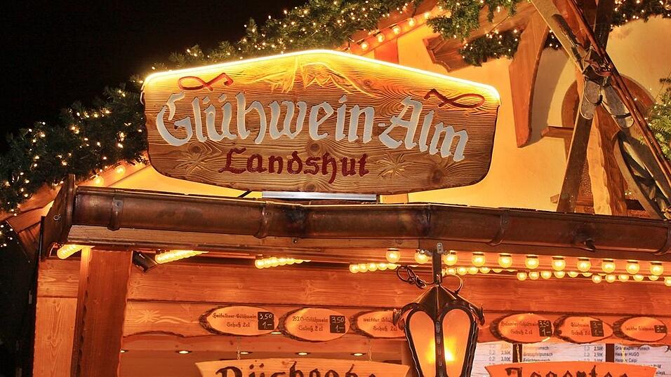 Der idyllische Christkindlmarkt in der Freyung in Landshut zählt zu den schönsten Christkindlmärkten Bayerns. Bei eisigen Temperaturen ist dort insbesondere die Glühwein-Alm natürlich heiß begehrt. Der idyllische Christkindlmarkt in der Freyung in Landshut zählt zu den schönsten Christkindlmärkten Bayerns. Bei eisigen Temperaturen ist dort insbesondere die Glühwein-Alm natürlich heiß begehrt.