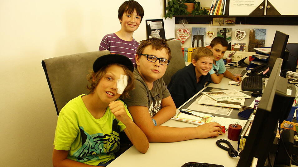 Als Abschluss besuchten die Schüler die Stadtredaktion in Straubing. Redakteur Ulli Scharrer beantwortete alle Fragen der Kinder. Einige durften kurz in den Beruf des Redakteurs hineinschnuppern und auf freien Schreibtischen Platz nehmen. Erschrocken waren einige, als tatsächlich das Telefon läutete. Die Kollegen der Stadtredaktion halfen den Jungjournalisten natürlich aus und beantworteten das Telefongespräch. (Foto: Pfeffer) Als Abschluss besuchten die Schüler die Stadtredaktion in Straubing. Redakteur Ulli Scharrer beantwortete alle Fragen der Kinder. Einige durften kurz in den Beruf des Redakteurs hineinschnuppern und auf freien Schreibtischen Platz nehmen. Erschrocken waren einige, als tatsächlich das Telefon läutete. Die Kollegen der Stadtredaktion halfen den Jungjournalisten natürlich aus und beantworteten das Telefongespräch. (Foto: Pfeffer)