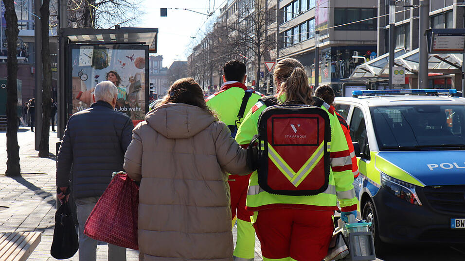 Rettungskräfte begleiten Menschen bei einem Großeinsatz der Polizei in der Innenstadt. Einem dpa-Reporter zufolge waren am Ort des Geschehens Trümmer zu sehen, mindestens eine Person lag demnach abgedeckt unter einer Plane. Augenzeugen zufolge war ein Fahrzeug in eine Menschenmenge gefahren. 