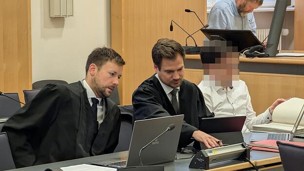 Die Verteidiger Philip Roth (l.) und Johannes B&uuml;ttner sehen &ldquo;nicht einmal eine Indizienkette&rdquo;, die ihren Mandanten belastet.