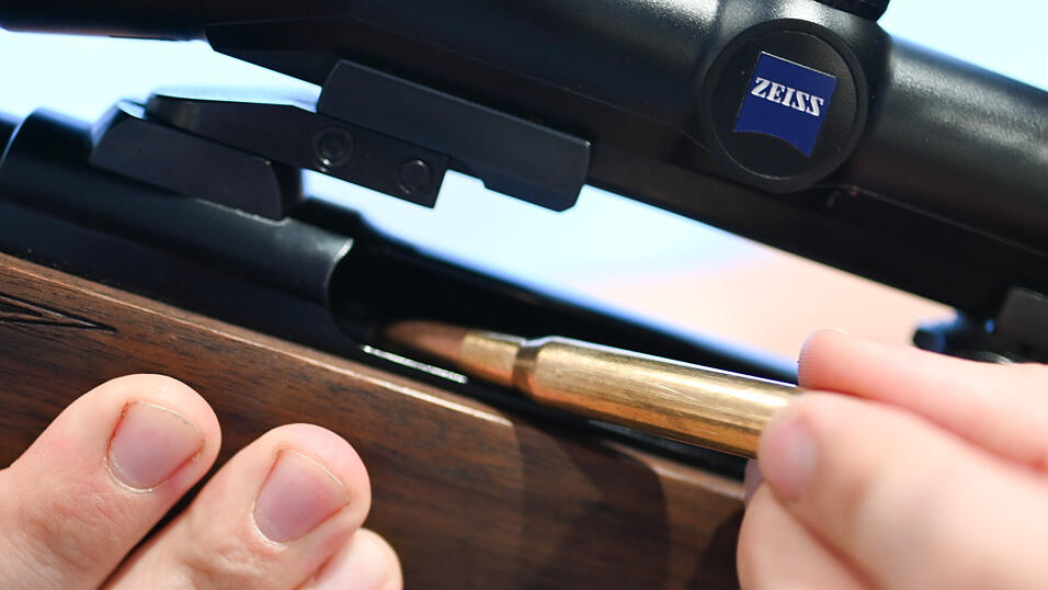 Ein J&auml;ger setzt Munition vom Kaliber 30-06 Springfield in sein Jagdgewehr ein. Diese Munition ist f&uuml;r die Jagd auf Wildtiere geeignet. Das Kleinkaliber, mit der der bislang unbekannte Wilderer zwei Tiere anschoss, ist f&uuml;r die Jagd auf Rehe streng verboten. (Symbolbild)