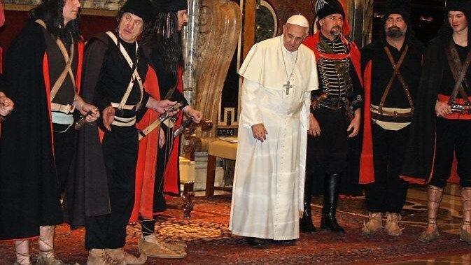 Bei der Sonderaudienz in der Sala Clementina zogen die 'Schuhe' der Schwarzen Panduren den Blick des Heiligen Vaters auf sich. Bei der Sonderaudienz in der Sala Clementina zogen die 'Schuhe' der Schwarzen Panduren den Blick des Heiligen Vaters auf sich.