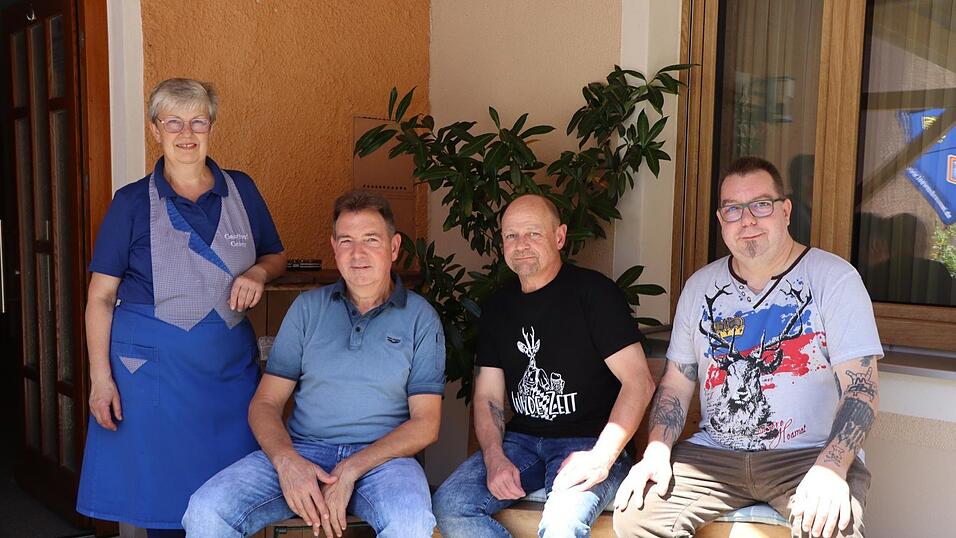 Wer macht Halt im sommerlichen W&ouml;rth? Die M&auml;nnergruppe ratscht gerne mit Silvia Geier (von links): Joe Pfeffer, Heinz Keienburg und Werner Pfeffer reisten aus Liechtenstein an.