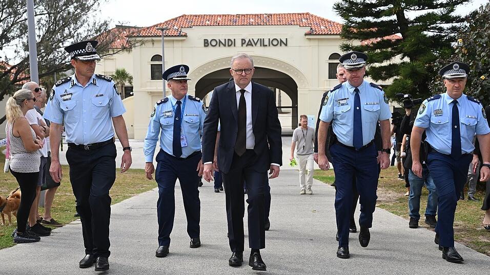 Premier Albanese kündigt Beratungen über eine Verschärfung der Waffengesetze an. Premier Albanese kündigt Beratungen über eine Verschärfung der Waffengesetze an.