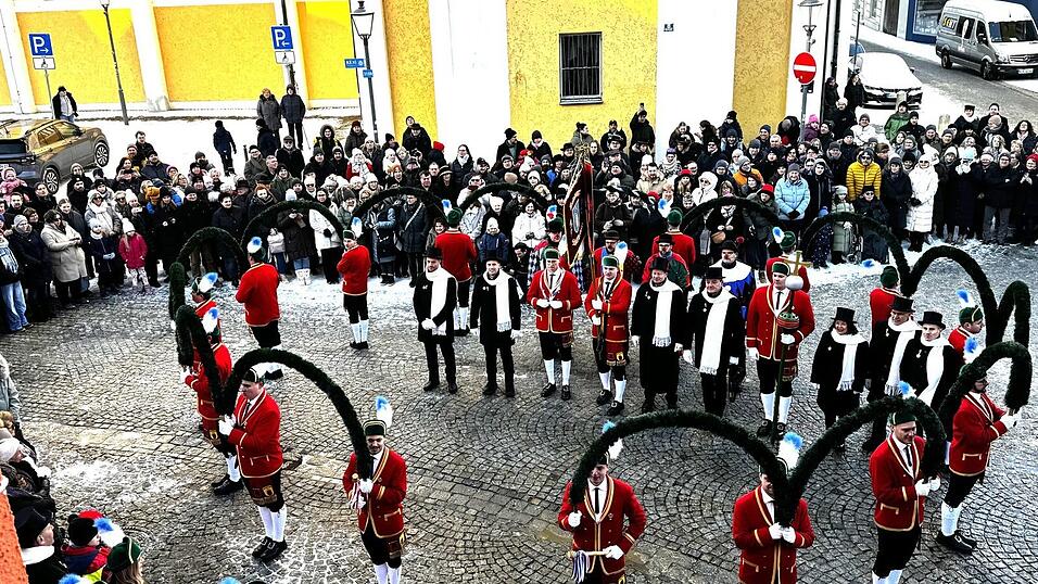 Erster Tanz vor dem Rathaus.