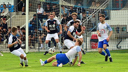 Im Hinspiel kam Roding (dunkle Trikots) mit 0:5 unter die R&auml;der.