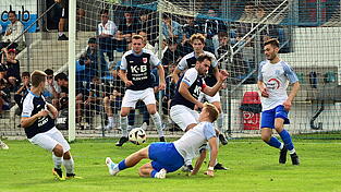 Im Hinspiel kam Roding (dunkle Trikots) mit 0:5 unter die R&auml;der.