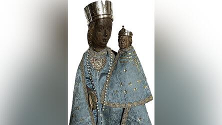Das &auml;lteste Gewand-Set aus hellblauem Seidendamast mit Spitzenmuster und Paillettenstickerei umh&uuml;llt nach dessen Reinigung derzeit das Gnadenbild mit den schlichten Kronen.