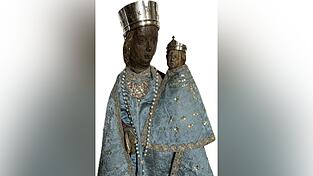 Das &auml;lteste Gewand-Set aus hellblauem Seidendamast mit Spitzenmuster und Paillettenstickerei umh&uuml;llt nach dessen Reinigung derzeit das Gnadenbild mit den schlichten Kronen.