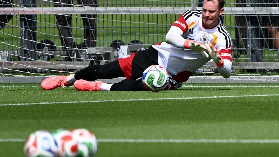 Manuel Neuer trainiert bei der Fu&szlig;ball-Nationalmannschaft. (Archivbild)