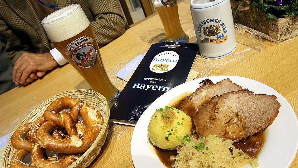 'Der Dehoga spricht sich deutlich gegen die verpflichtende Angabe von Kalorien auf Speisekarten in heimischen Restaurants aus', sagte Dehoga-Hauptgeschäftsführerin 'Der Dehoga spricht sich deutlich gegen die verpflichtende Angabe von Kalorien auf Speisekarten in heimischen Restaurants aus', sagte Dehoga-Hauptgeschäftsführerin