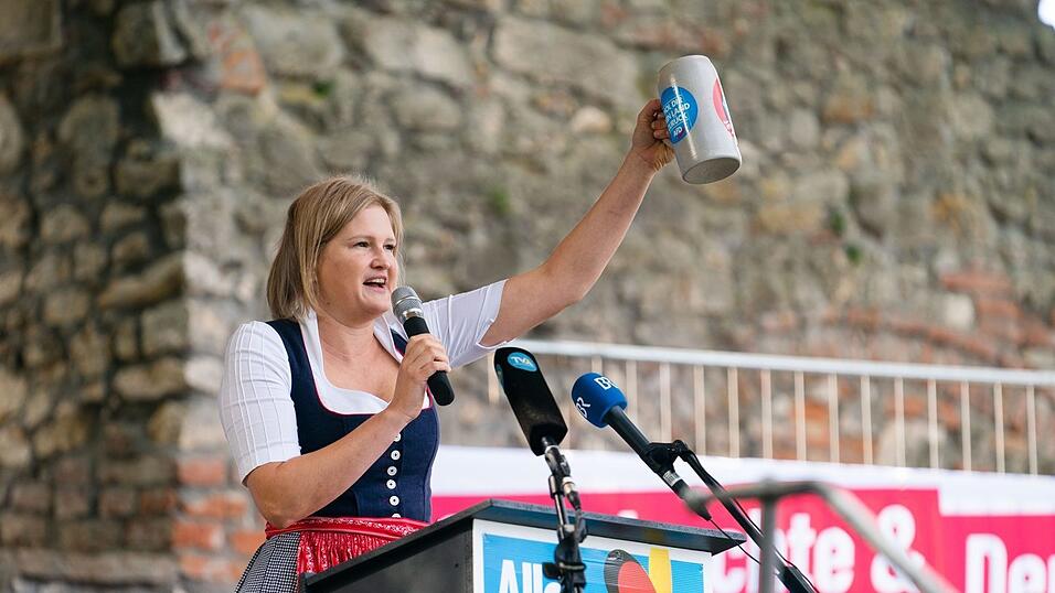 Die Landtagsabgeordnete Katrin Ebner-Steiner von der AfD spricht beim Politischen Frühschoppen ihrer Partei im Schlossgarten auf dem Volksfest Gillamoos. Die Landtagsabgeordnete Katrin Ebner-Steiner von der AfD spricht beim Politischen Frühschoppen ihrer Partei im Schlossgarten auf dem Volksfest Gillamoos.