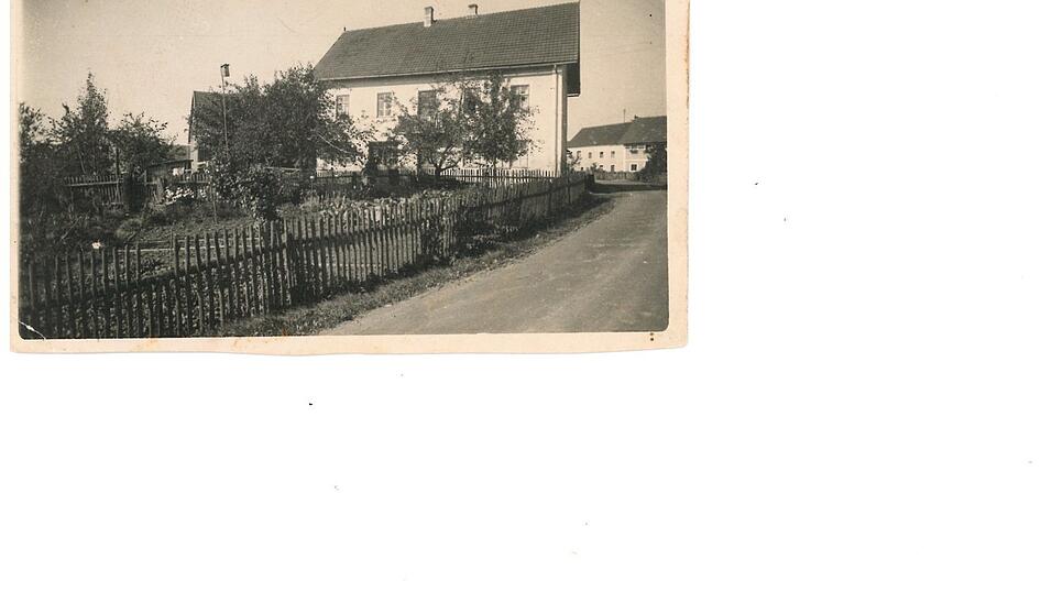 Das Stammhaus der Schreinerei Voit an der Hauptstraße in Reichertshausen, errichtet 1910, auf einer historischen Aufnahme. Das Stammhaus der Schreinerei Voit an der Hauptstraße in Reichertshausen, errichtet 1910, auf einer historischen Aufnahme.