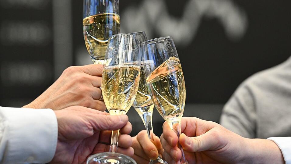 In anderen Ländern, zum Beispiel in den USA, machen die Menschen mehr aus ihren Ersparnissen, weil sie mehr auf Aktien setzen. (Symbolbild) In anderen Ländern, zum Beispiel in den USA, machen die Menschen mehr aus ihren Ersparnissen, weil sie mehr auf Aktien setzen. (Symbolbild)