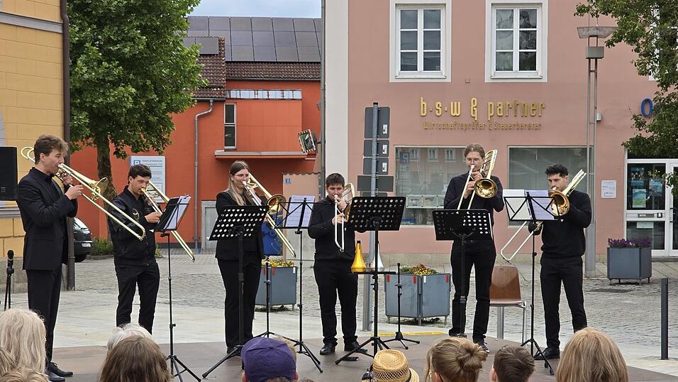 Brass-Klangerlebnis: Posaunenensemble der Musikschule Plattling (Leitung: Konstantin Kümmelschuh) mit einer selten gehörten Bassposaune. Brass-Klangerlebnis: Posaunenensemble der Musikschule Plattling (Leitung: Konstantin Kümmelschuh) mit einer selten gehörten Bassposaune.
