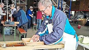 Der Vorsitzende Ludwig Kleeberger zeigt, dass Krauthobeln einiges an Muskelkraft erfordert. Der Vorsitzende Ludwig Kleeberger zeigt, dass Krauthobeln einiges an Muskelkraft erfordert.