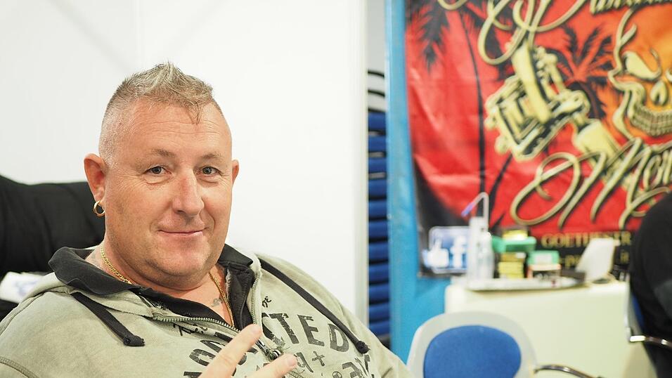 Rund 40 Aussteller und etwa 90 Tattoo-Künstler sind auf der Tattoo Convention in Straubing vertreten. Rund 40 Aussteller und etwa 90 Tattoo-Künstler sind auf der Tattoo Convention in Straubing vertreten.