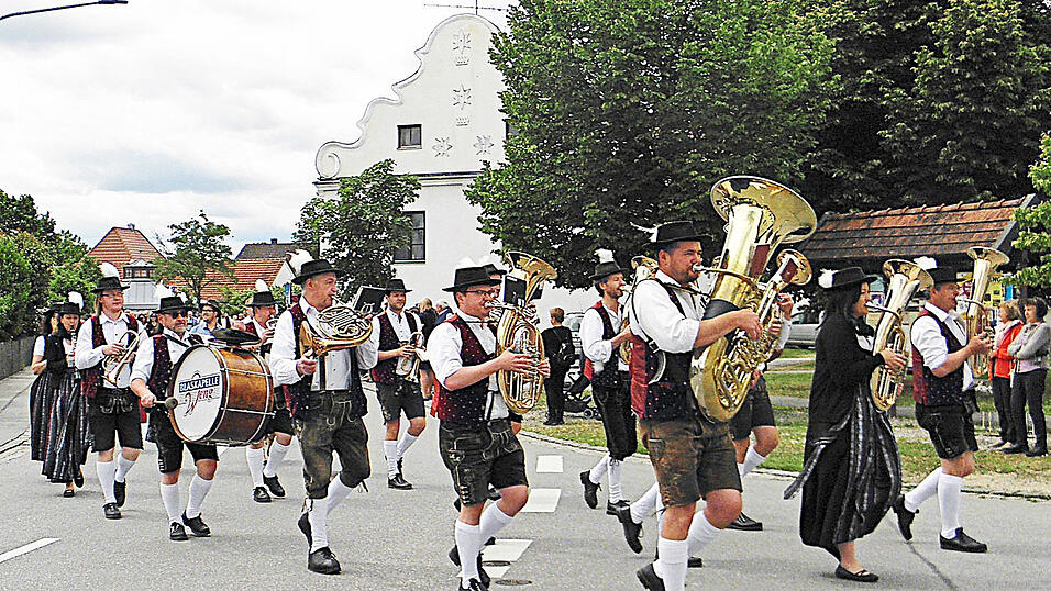 Der Auszug zum Fest mit Blaskapelle und den Vereinen der Gemeinde.