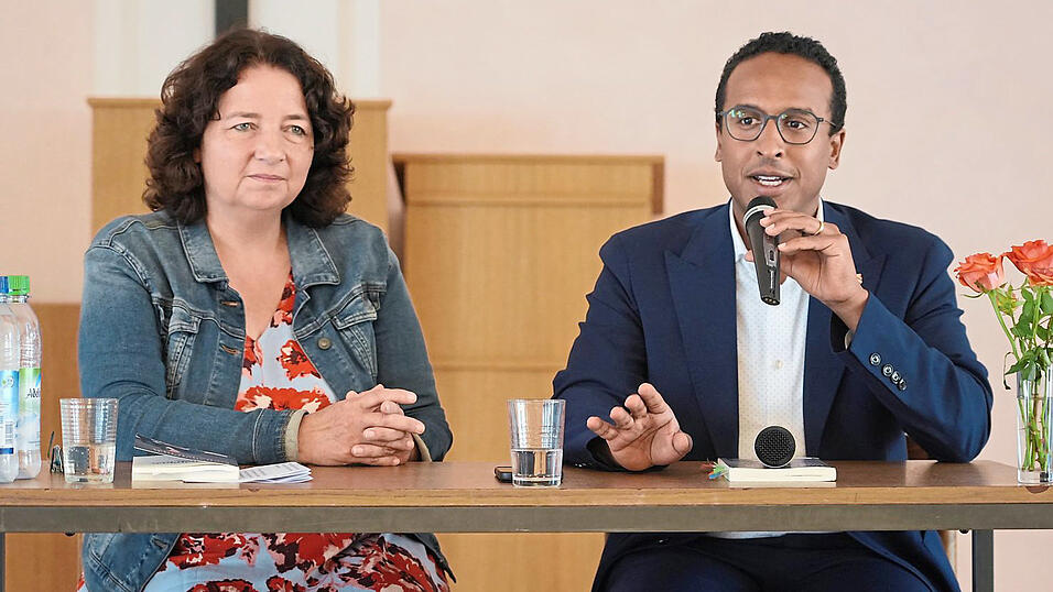 Nasser Ahmeds Buch sei „eine Liebeserklärung an Deutschland“, sagt die SPD-Landtagsabgeordnete Ruth Müller (links). Nasser Ahmeds Buch sei „eine Liebeserklärung an Deutschland“, sagt die SPD-Landtagsabgeordnete Ruth Müller (links).