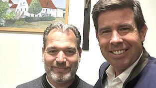 MdL Patrick Grossmann gratulierte Matthias Plattner (links) zur Nominierung als Bürgermeisterkandidat der CSU Alteglofsheim.