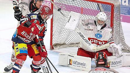 Im Heimspiel gegen Memmingen wollte den DSC-lern kein Treffer bei der 0:3-Niederlage gelingen - hier versuchte es Kapit&auml;n Curtis Leinweber (in rot) - , am Sonntag wollen sie dies &auml;ndern.
