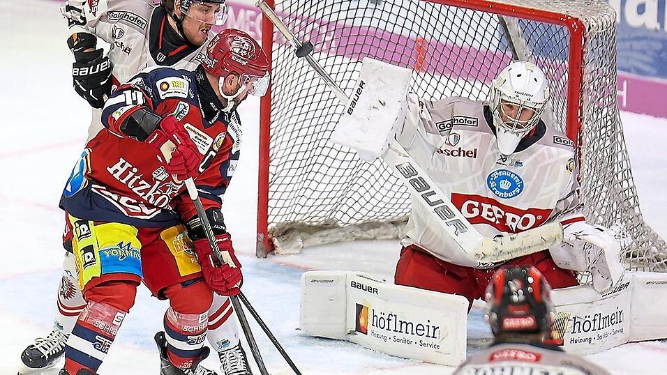 Im Heimspiel gegen Memmingen wollte den DSC-lern kein Treffer bei der 0:3-Niederlage gelingen - hier versuchte es Kapitän Curtis Leinweber (in rot) - , am Sonntag wollen sie dies ändern. Im Heimspiel gegen Memmingen wollte den DSC-lern kein Treffer bei der 0:3-Niederlage gelingen - hier versuchte es Kapitän Curtis Leinweber (in rot) - , am Sonntag wollen sie dies ändern.