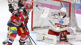 Im Heimspiel gegen Memmingen wollte den DSC-lern kein Treffer bei der 0:3-Niederlage gelingen - hier versuchte es Kapitän Curtis Leinweber (in rot) - , am Sonntag wollen sie dies ändern. Im Heimspiel gegen Memmingen wollte den DSC-lern kein Treffer bei der 0:3-Niederlage gelingen - hier versuchte es Kapitän Curtis Leinweber (in rot) - , am Sonntag wollen sie dies ändern.