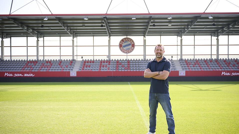 Markus Weinzierl in der Spielst&auml;tte des Bayern-Campus. Seit August 2024 ist der Straubinger als Sportlicher Leiter f&uuml;r den Jugendbereich und die zweite Mannschaft des deutschen Rekordmeisters aktiv, sein aktueller Vertrag l&auml;uft bis zum Sommer 2026.