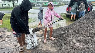 In Hawaii füllen Menschen Sandsäcke, um ihre Häuser vor den Auswirkungen von «Nolo» zu schützen. In Hawaii füllen Menschen Sandsäcke, um ihre Häuser vor den Auswirkungen von «Nolo» zu schützen.