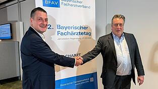 Klaus Stefan Holler (l.) vom Bayerischen Facharztverband und Ralf Hermes von der IKK bieten ein neues Modell für schnellere Termine an. Klaus Stefan Holler (l.) vom Bayerischen Facharztverband und Ralf Hermes von der IKK bieten ein neues Modell für schnellere Termine an.