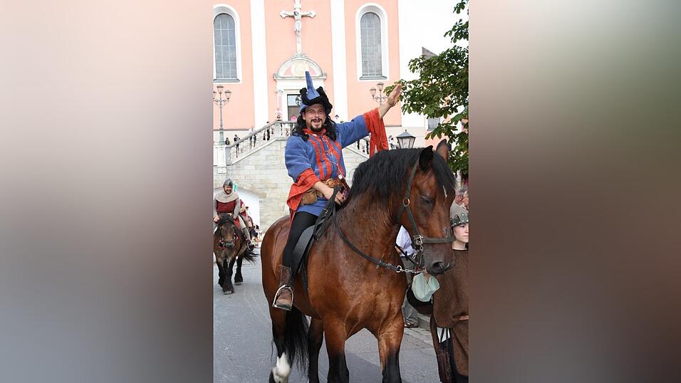 Die schönsten Augenblicke des historischen Drachenstich-Festzuges 2016. Die schönsten Augenblicke des historischen Drachenstich-Festzuges 2016.
