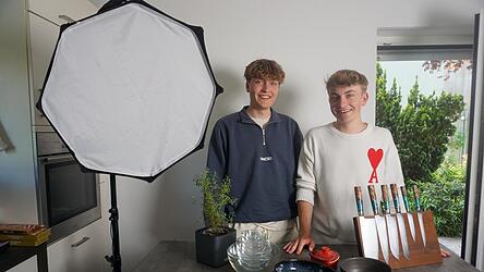 T&auml;glicher Begleiter der Br&uuml;der aus Oberbayern ist ihre Kamera,mit der Philipp (links) und Fabian ihre Videos drehen.