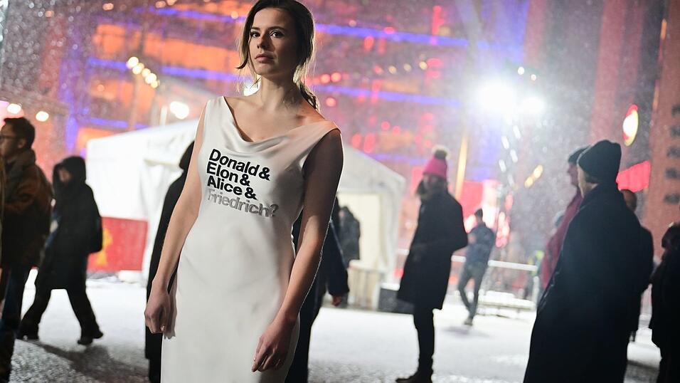 Luisa Neubauer nutzt den Teppich für ein Statement.