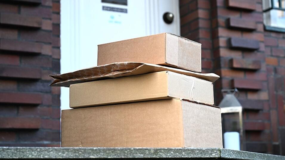 Diese vier Pakete sind angekommen an einem Mietshaus - bei anderen Sendungen ging etwas schief, was zu Beschwerden führte. (Symbolbild) Diese vier Pakete sind angekommen an einem Mietshaus - bei anderen Sendungen ging etwas schief, was zu Beschwerden führte. (Symbolbild)