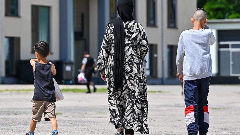 In Deutschland wohnen viele Asylbewerber länger als sie eigentlich müssten in staatlichen Unterkünften, weil sie Schwierigkeiten haben, eine Wohnung zu finden. (Archivbild) In Deutschland wohnen viele Asylbewerber länger als sie eigentlich müssten in staatlichen Unterkünften, weil sie Schwierigkeiten haben, eine Wohnung zu finden. (Archivbild)