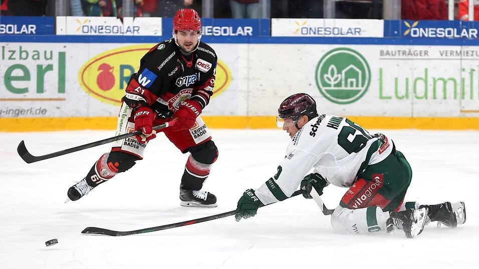 F&uuml;r einen kurzen Augenblick in die Knie gezwungen: David Elsner (li.) legte gegen Rosenheim den 1:1-Ausgleichstreffer von Jakob Mayenschein vor. Der EVL fand jedoch auch danach nur schleppend in die Partie und musste sich den Starbulls trotz 3:2-F&uuml;hrung sp&auml;t beugen.
